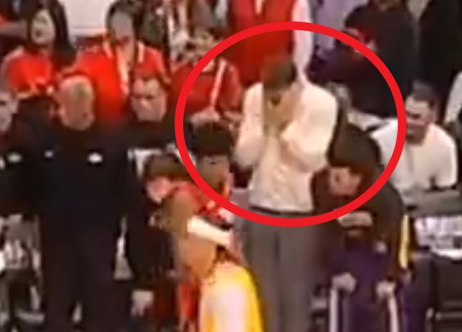 比自己上场还紧张！最后时刻东契奇压力爆表紧张的不知该把手放哪